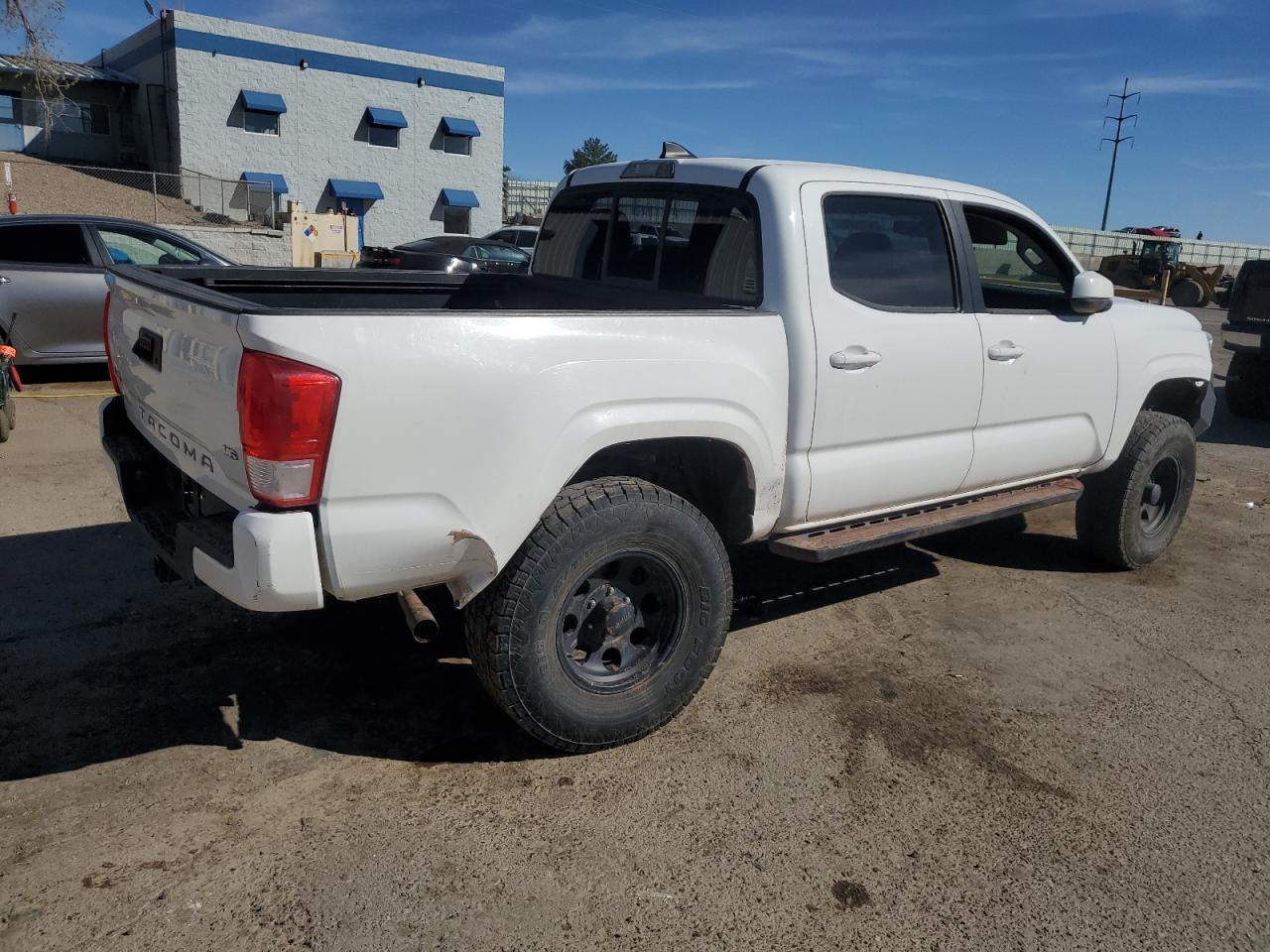 2017 TOYOTA TACOMA DOU - Фото 3