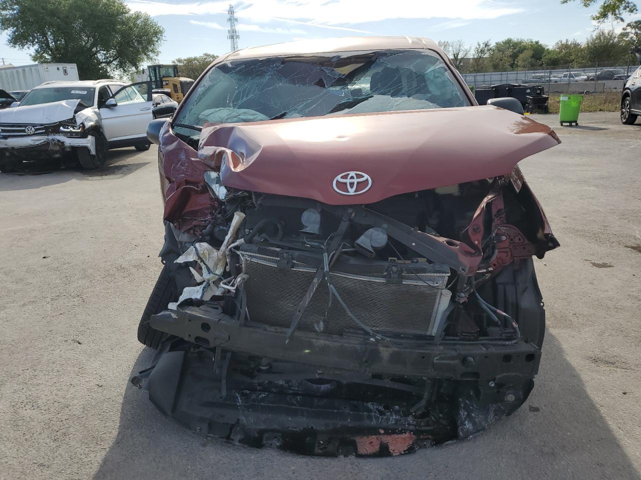 2015 TOYOTA SIENNA - Фото 5