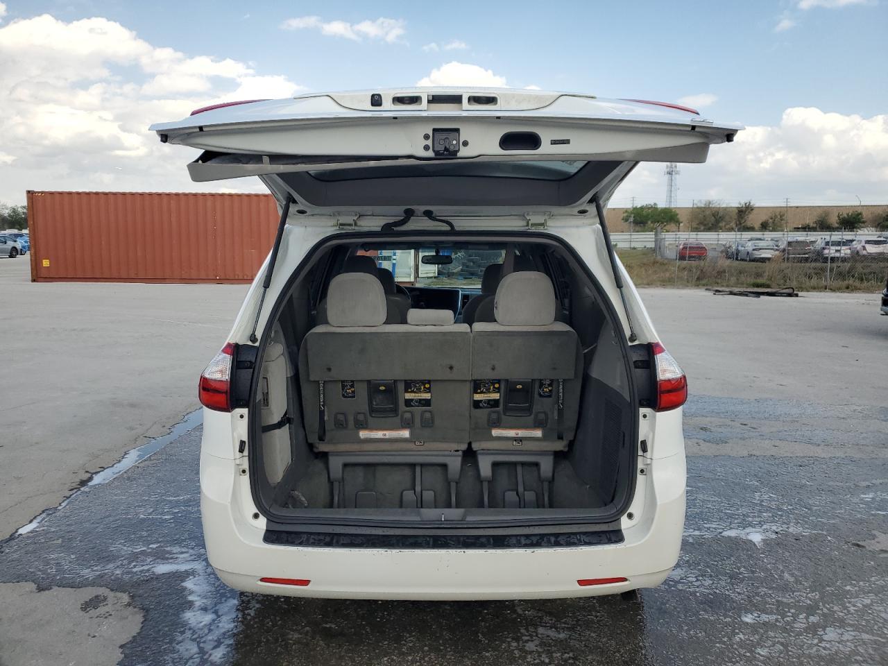 2015 TOYOTA SIENNA LE - Фото 6