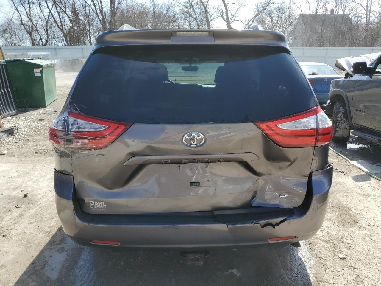 2015 TOYOTA SIENNA LE - Image 6