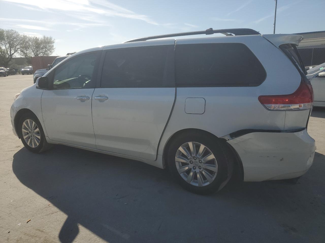 2011 TOYOTA SIENNA XLE - Фото 2