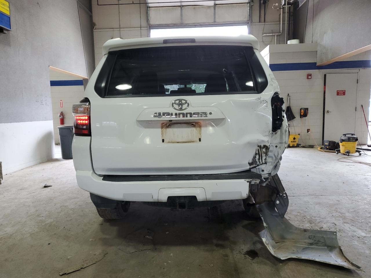 2017 TOYOTA 4RUNNER SR - Image 6