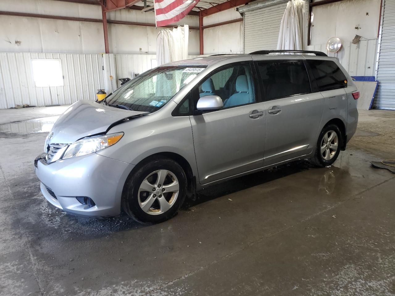 2015 TOYOTA SIENNA LE