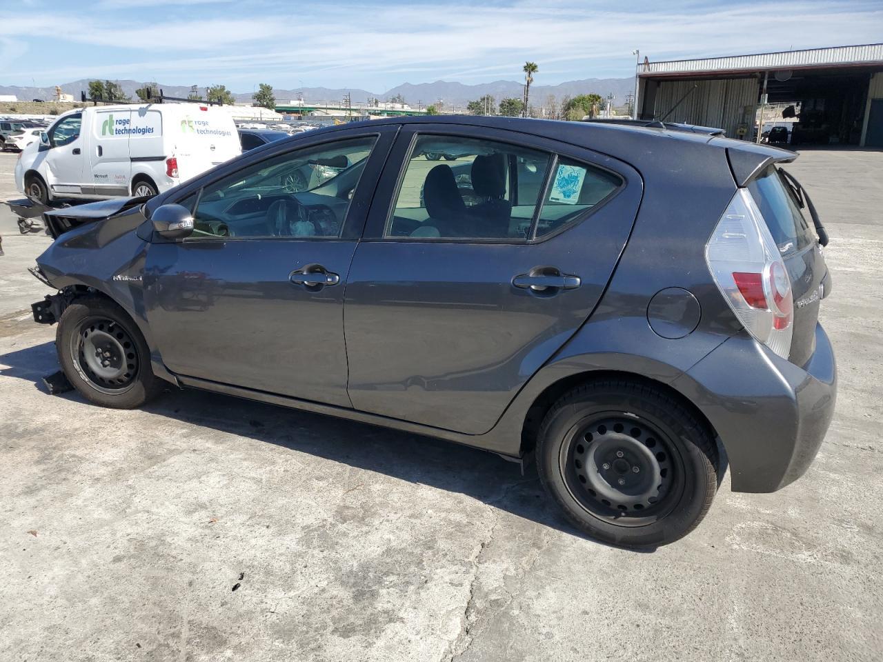 2013 TOYOTA PRIUS C - Фото 2