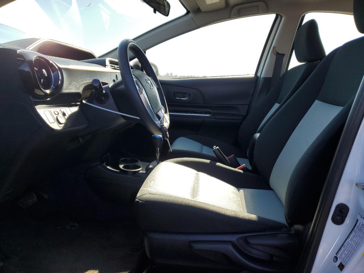 2015 TOYOTA PRIUS C - Фото 7