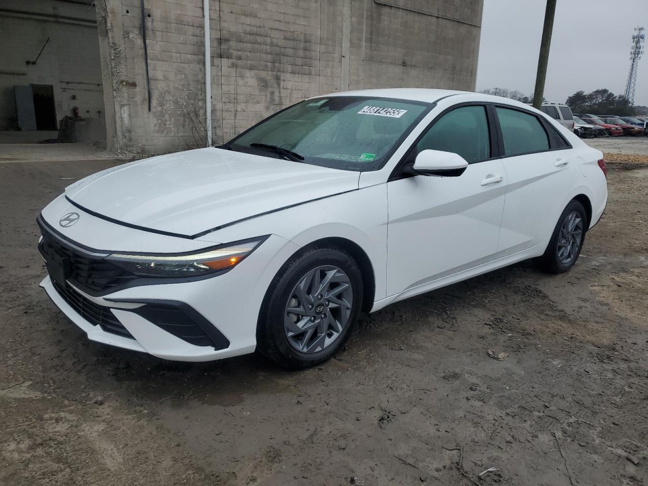 2024 HYUNDAI ELANTRA SE
