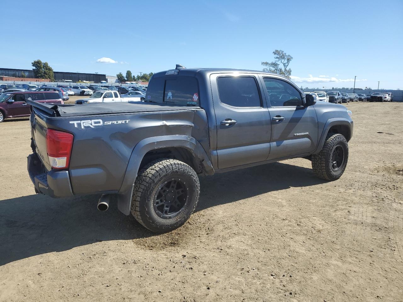 2017 TOYOTA TACOMA DOU - Фото 3