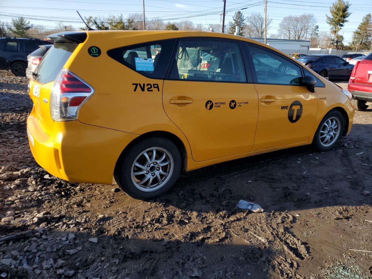 2016 TOYOTA PRIUS V - Фото 3