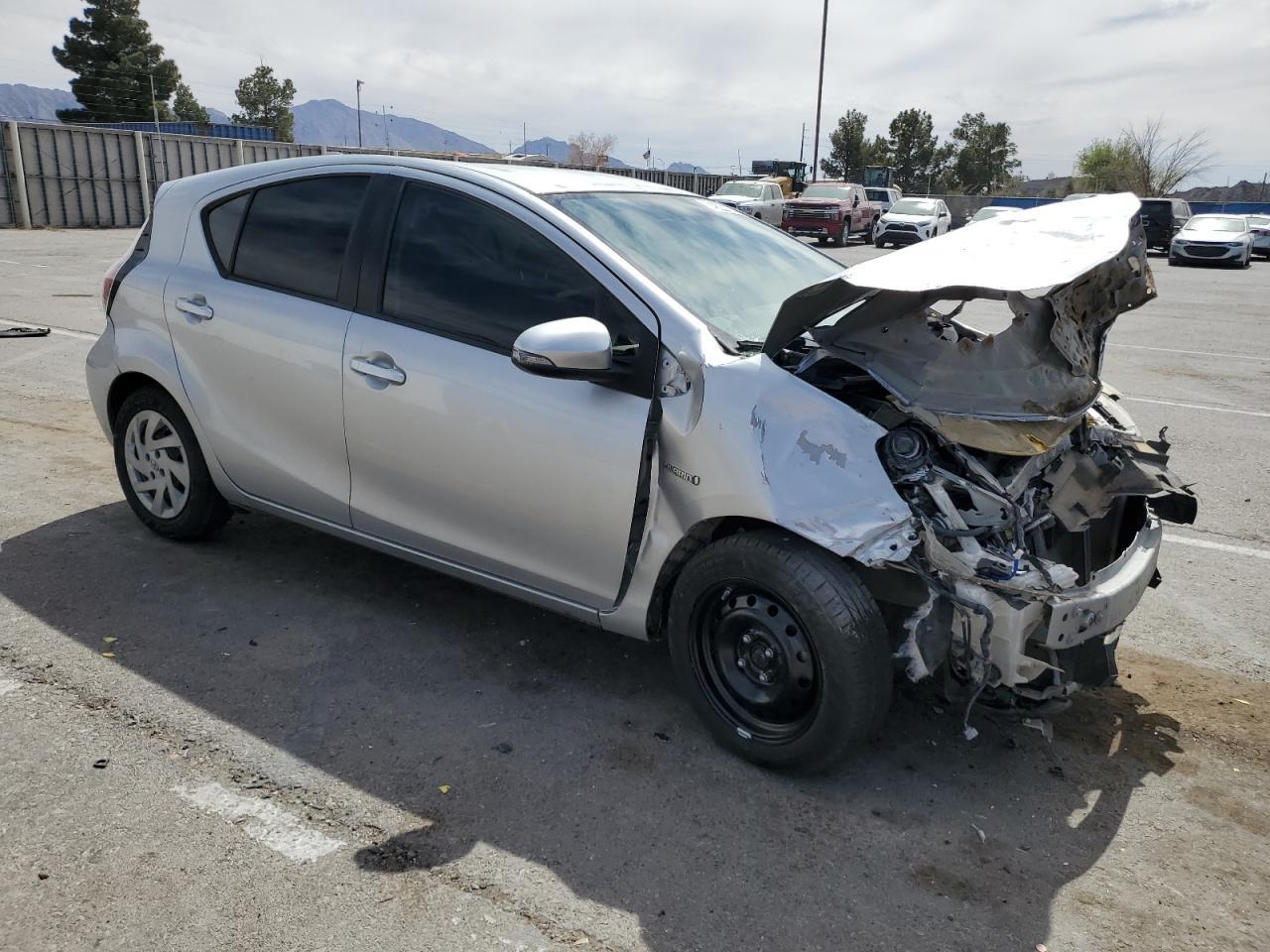 2015 TOYOTA PRIUS C - Image 4
