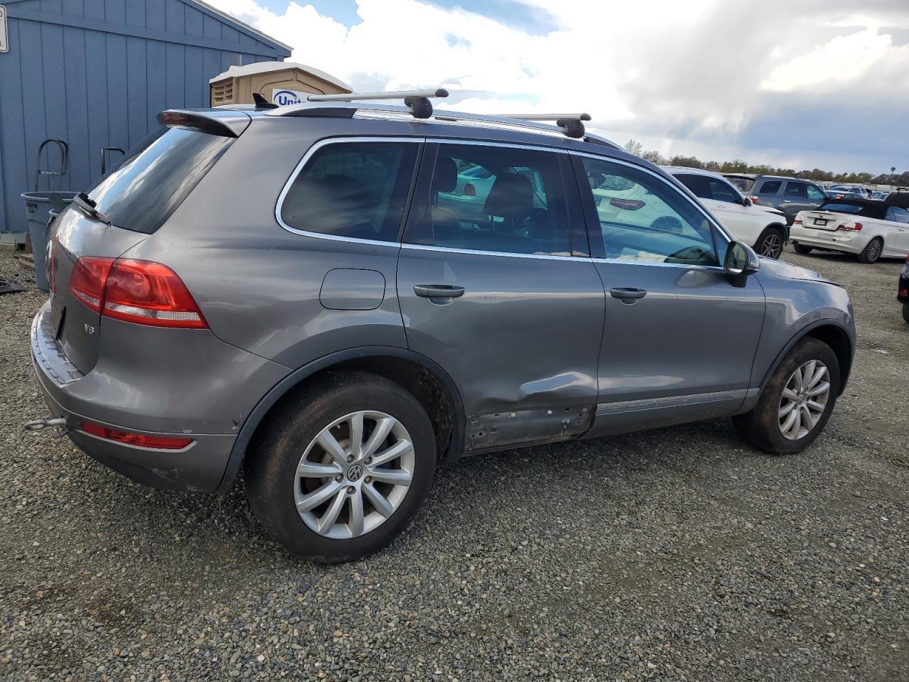 2011 VOLKSWAGEN TOUAREG V6 - Image 3