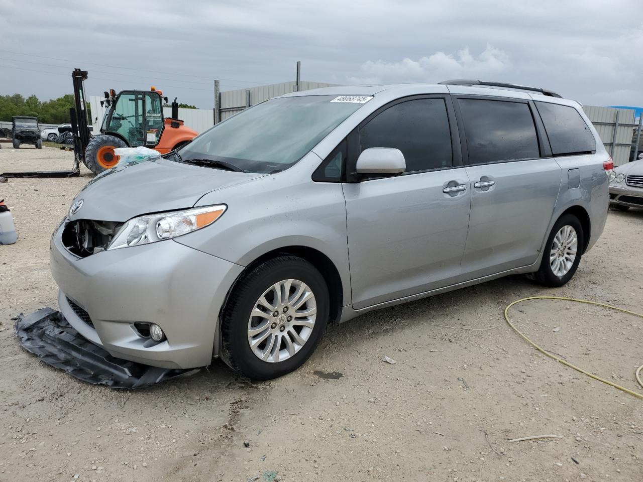 2011 TOYOTA SIENNA XLE