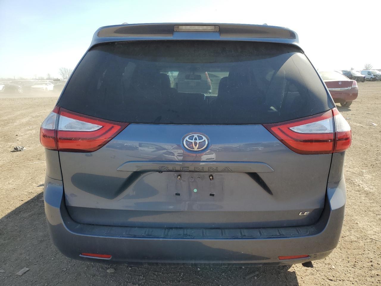 2015 TOYOTA SIENNA LE - Image 6