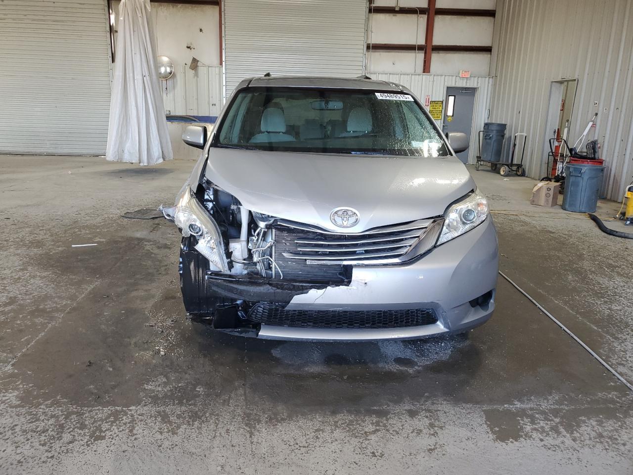 2015 TOYOTA SIENNA LE - Фото 5
