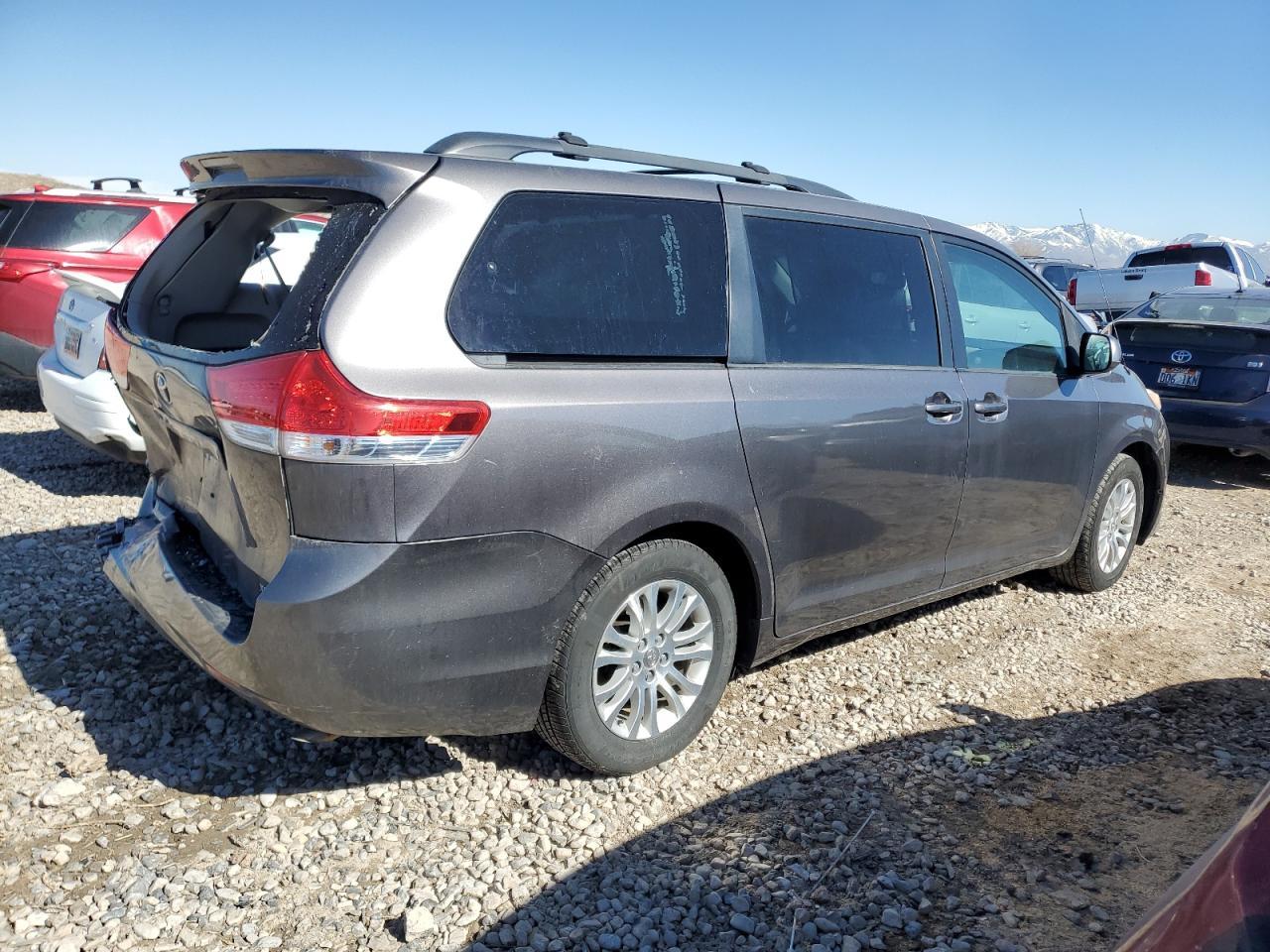 2011 TOYOTA SIENNA XLE - Image 3