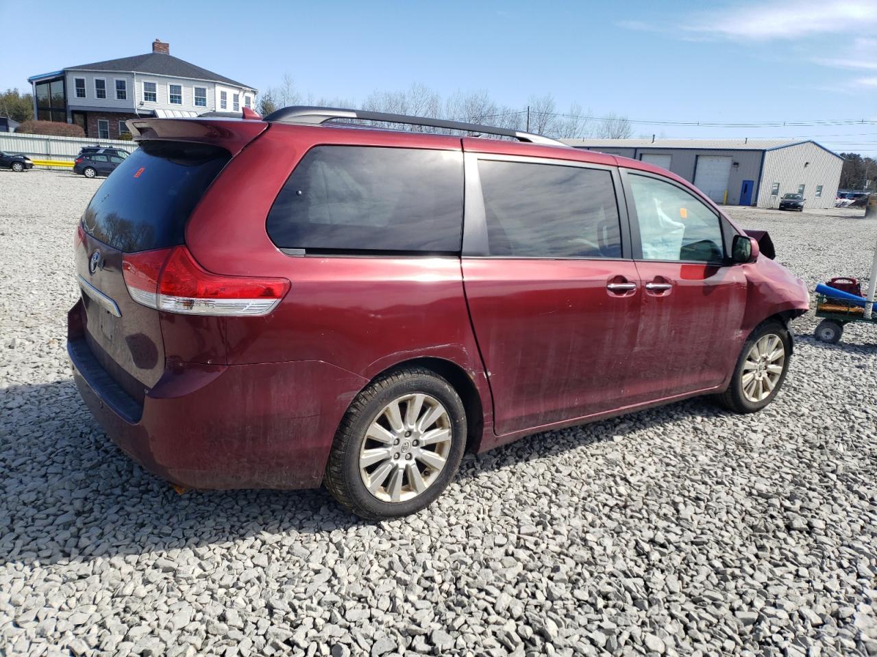 2011 TOYOTA SIENNA XLE - Image 3