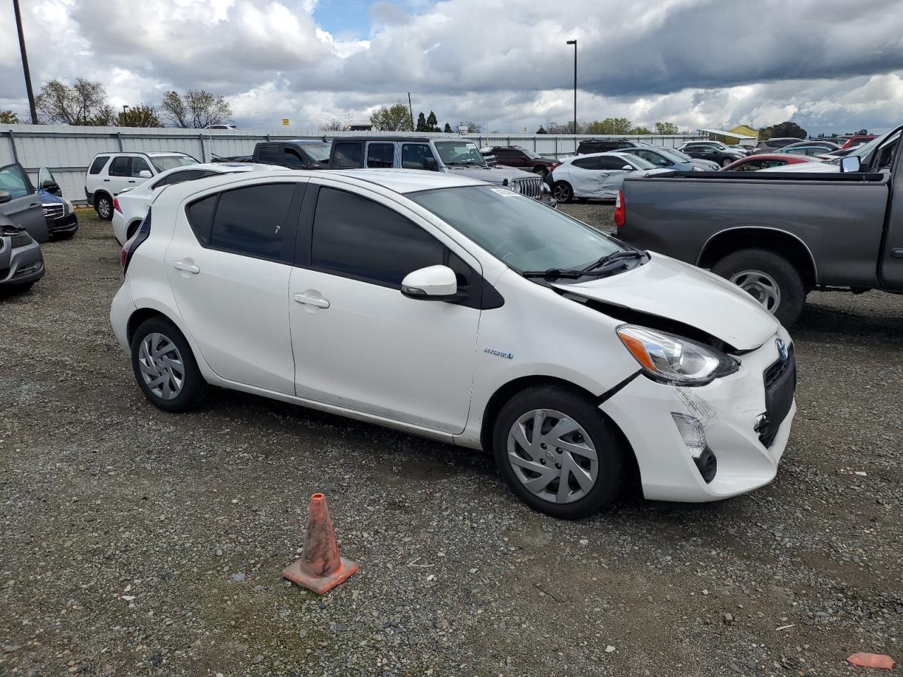 2015 TOYOTA PRIUS C - Image 4