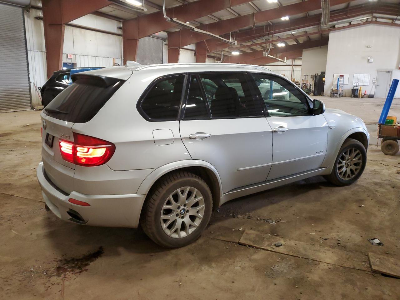 2011 BMW X5 XDRIVE5 - Image 3