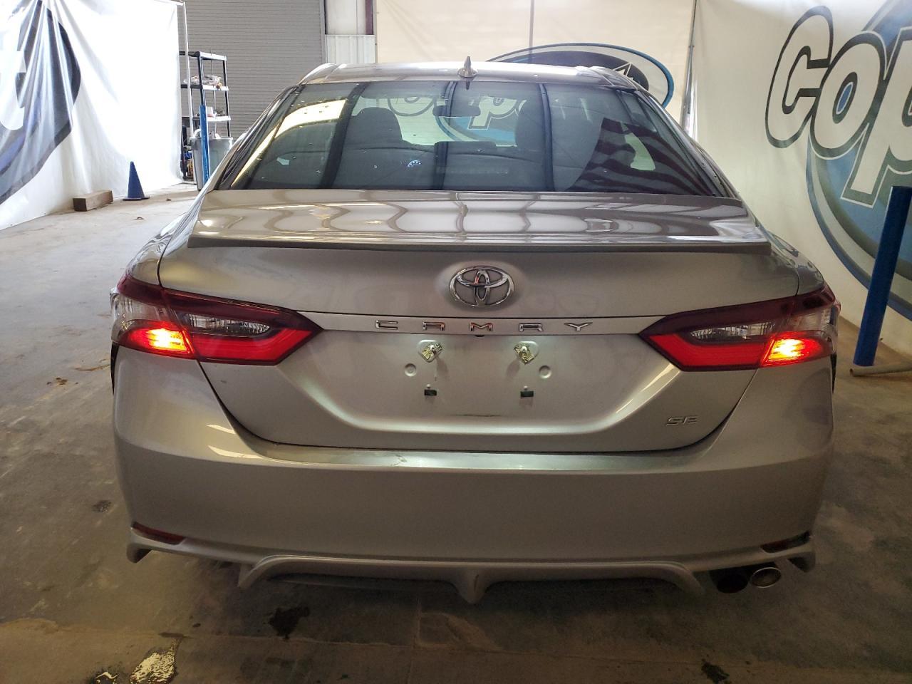2021 TOYOTA CAMRY SE - Фото 6