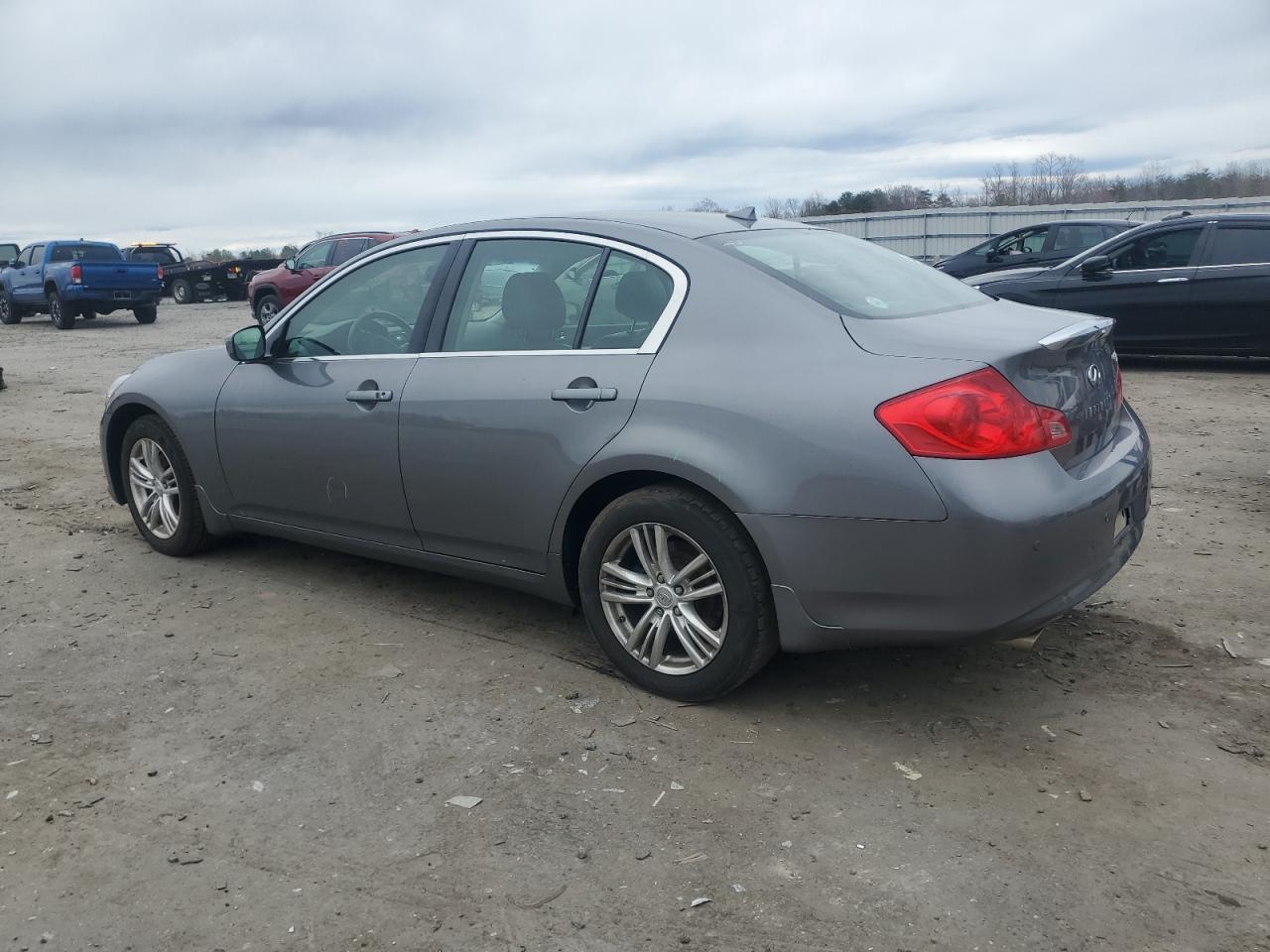 2011 INFINITI G37 - Фото 2
