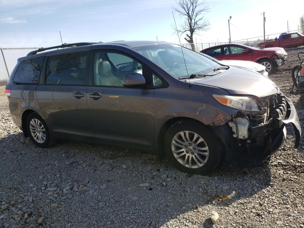 2011 TOYOTA SIENNA XLE - Image 4