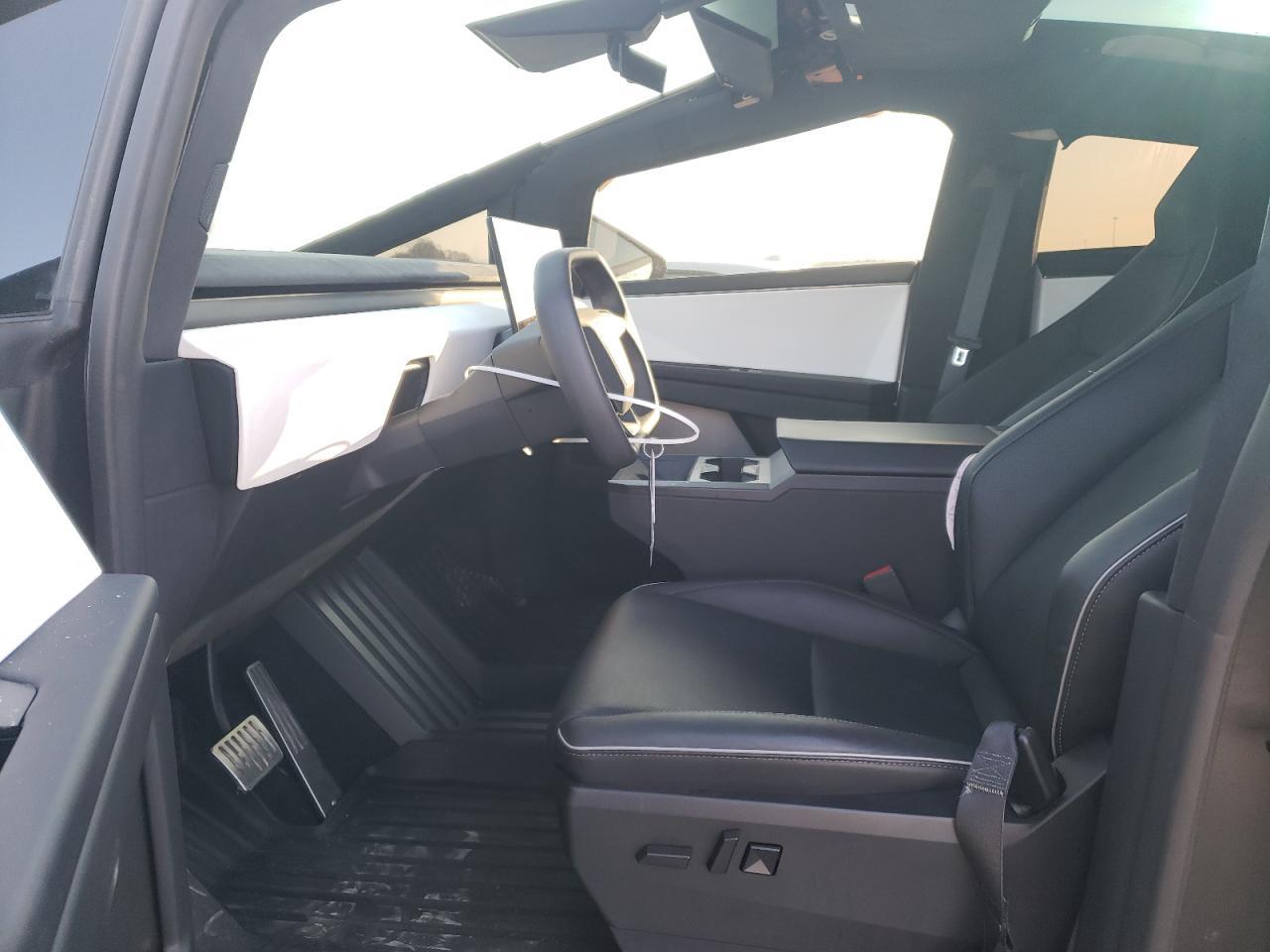 2024 TESLA CYBERTRUCK - Image 7