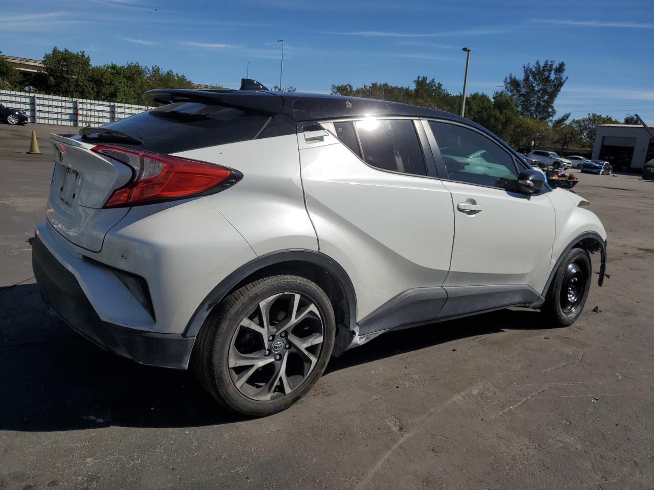 2019 TOYOTA C-HR XLE - Image 3