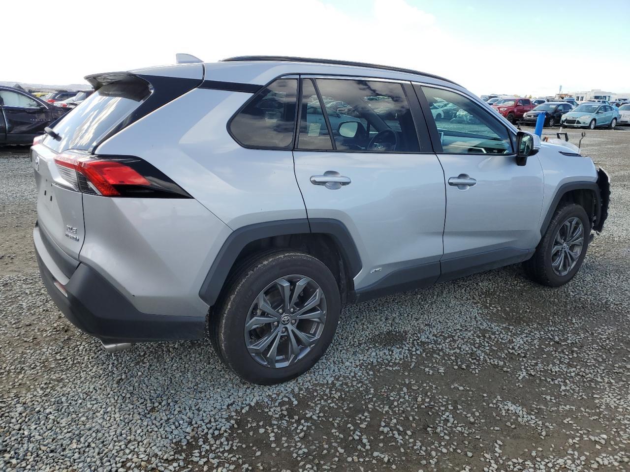 2024 TOYOTA RAV4 XLE P - Фото 3