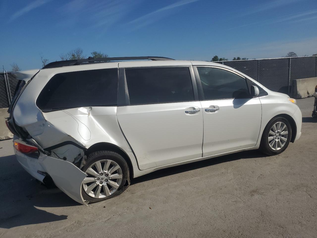 2011 TOYOTA SIENNA XLE - Фото 3