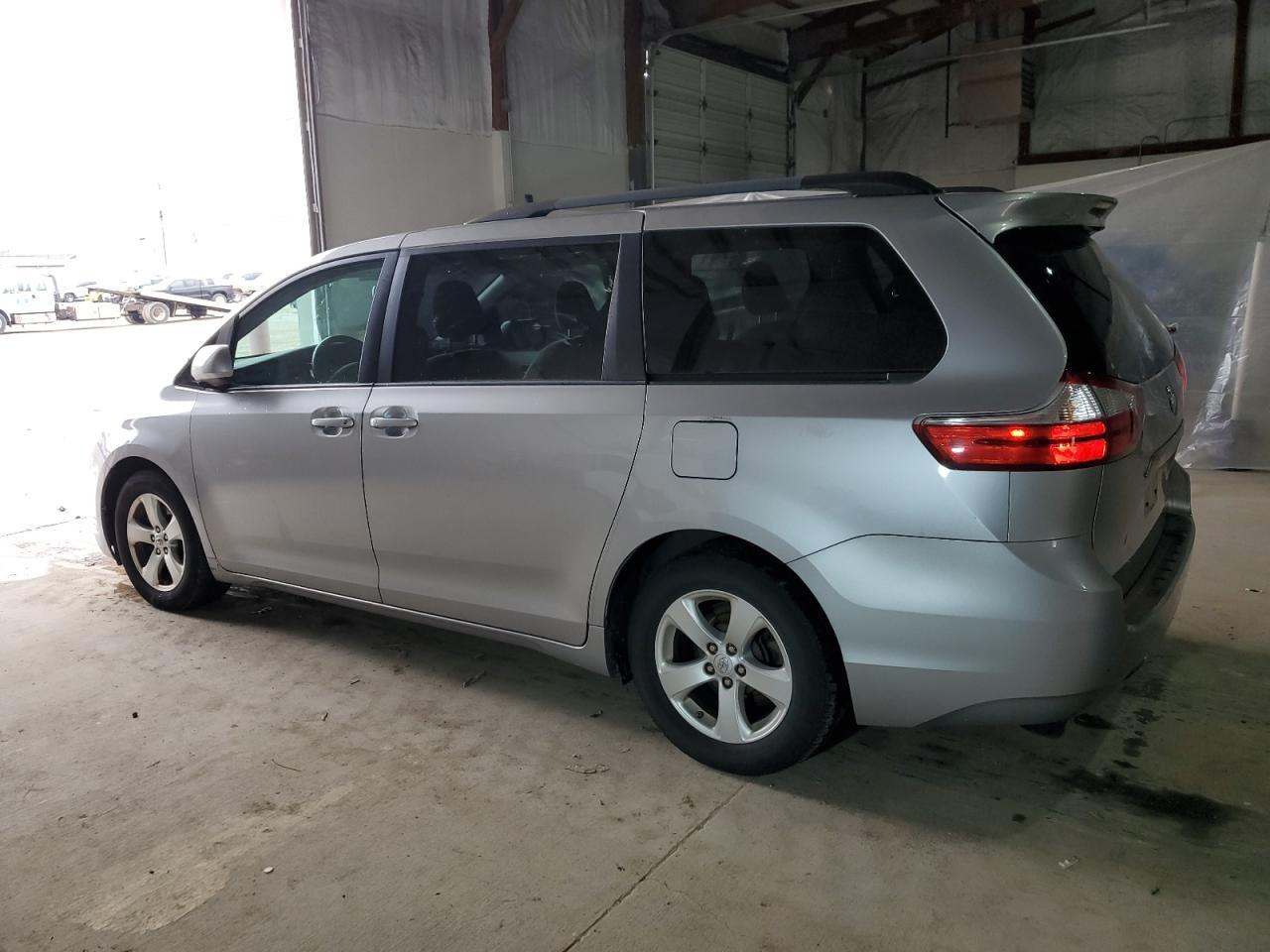 2015 TOYOTA SIENNA LE - Image 2