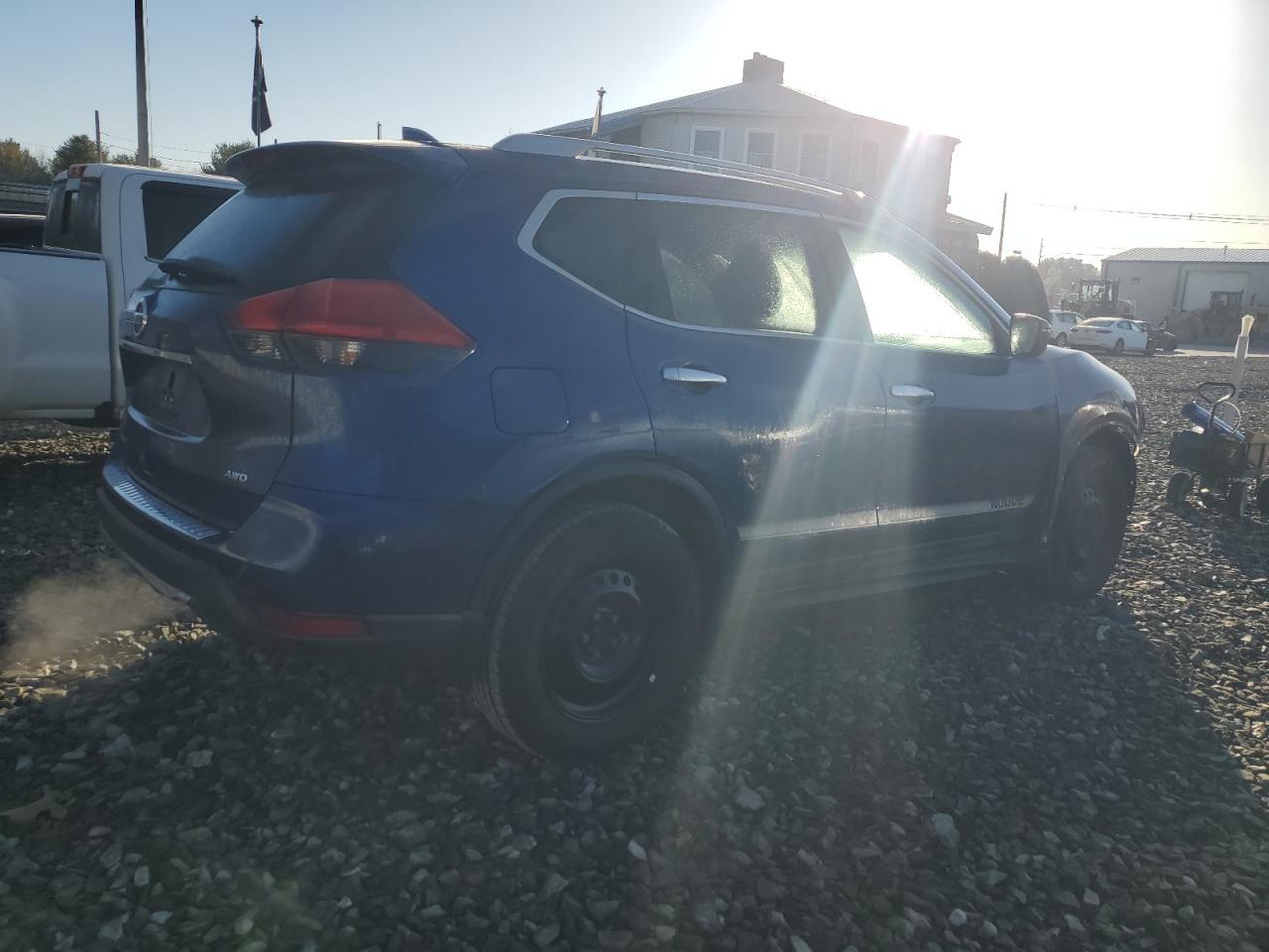 2017 NISSAN ROGUE SV - Image 3