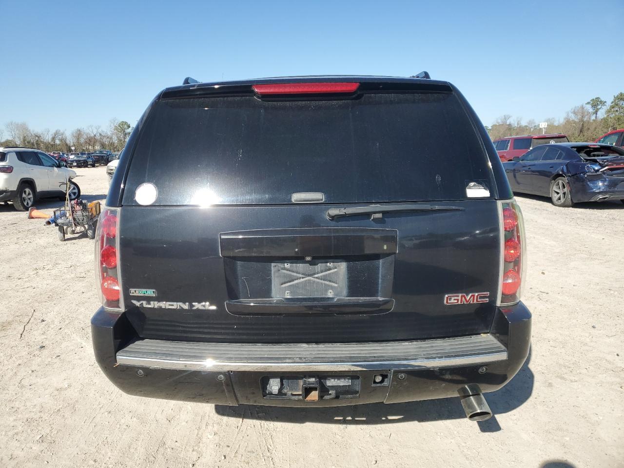 2012 GMC YUKON XL D - Image 6