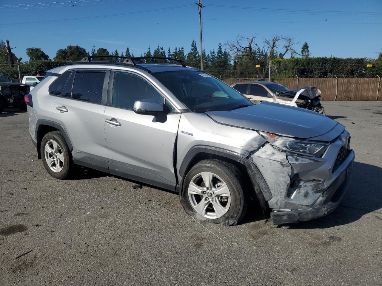 2020 TOYOTA RAV4 XLE - Image 4