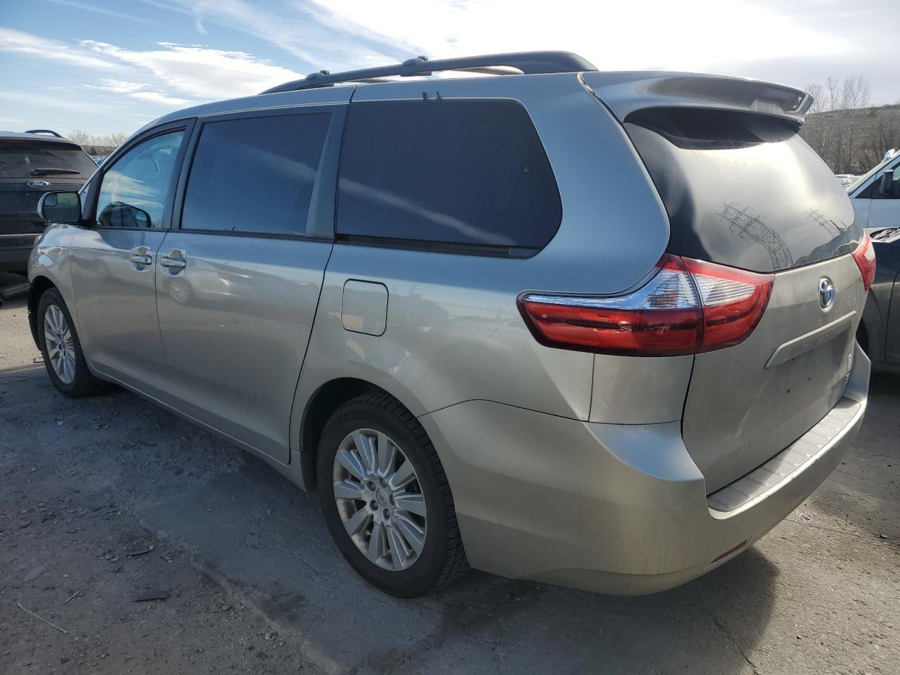 2015 TOYOTA SIENNA LE - Фото 2