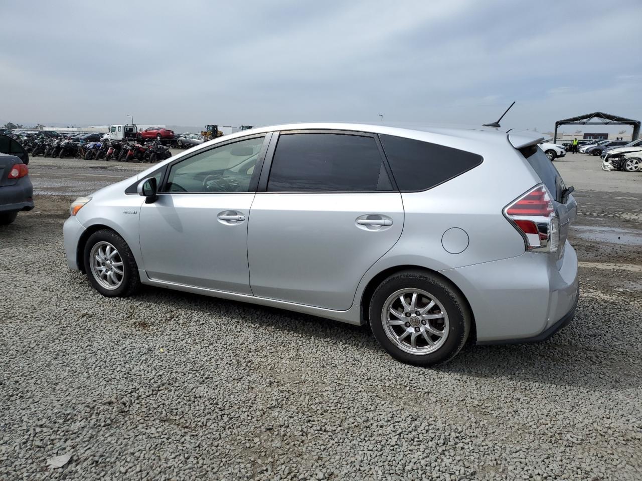 2015 TOYOTA PRIUS V - Image 2