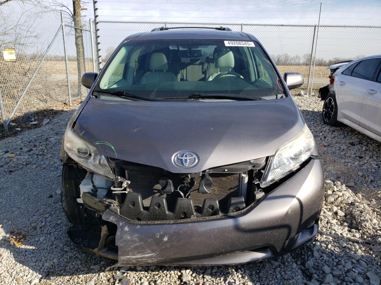 2011 TOYOTA SIENNA XLE - Image 5