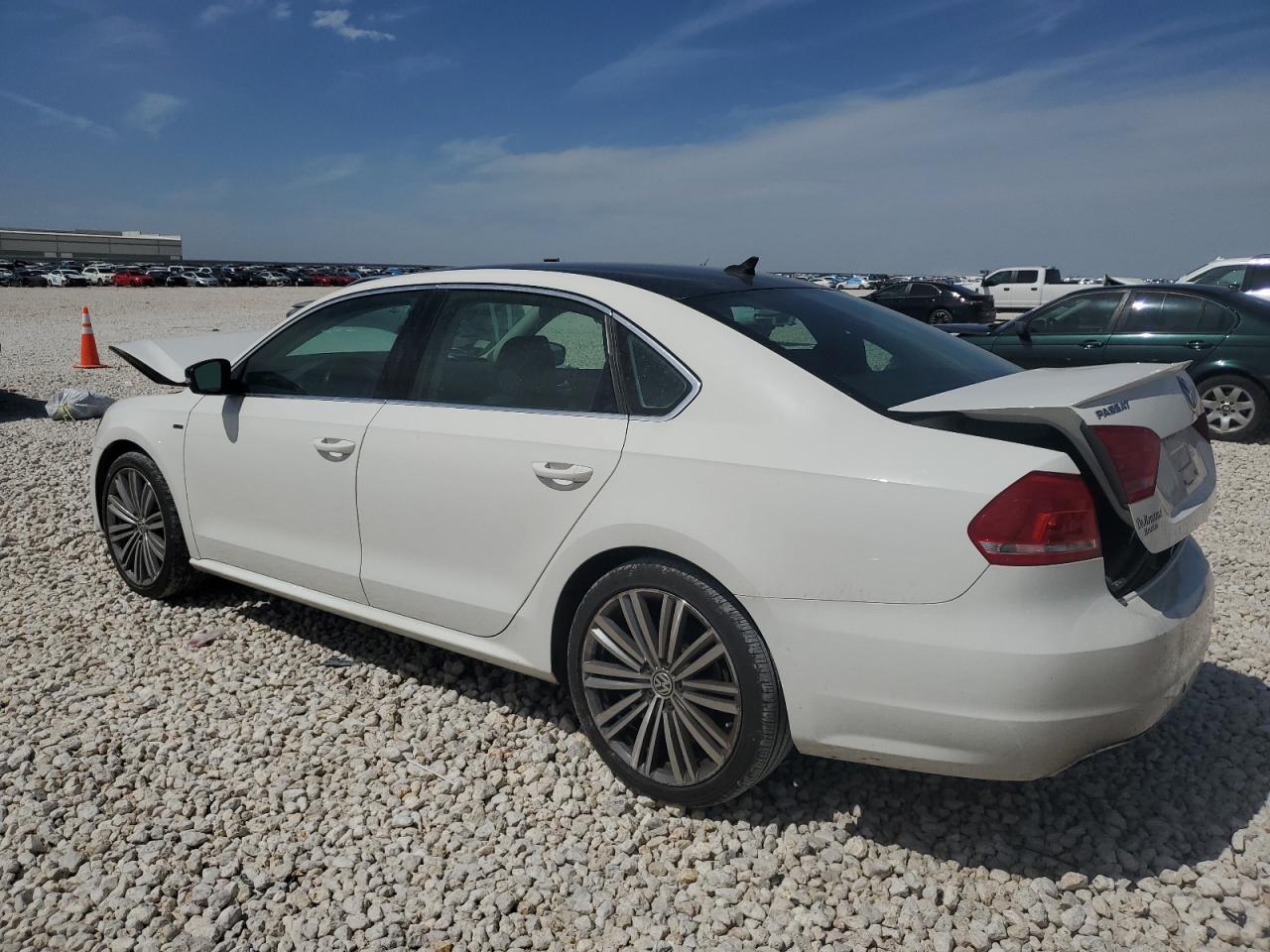 2015 VOLKSWAGEN PASSAT SE - Фото 2