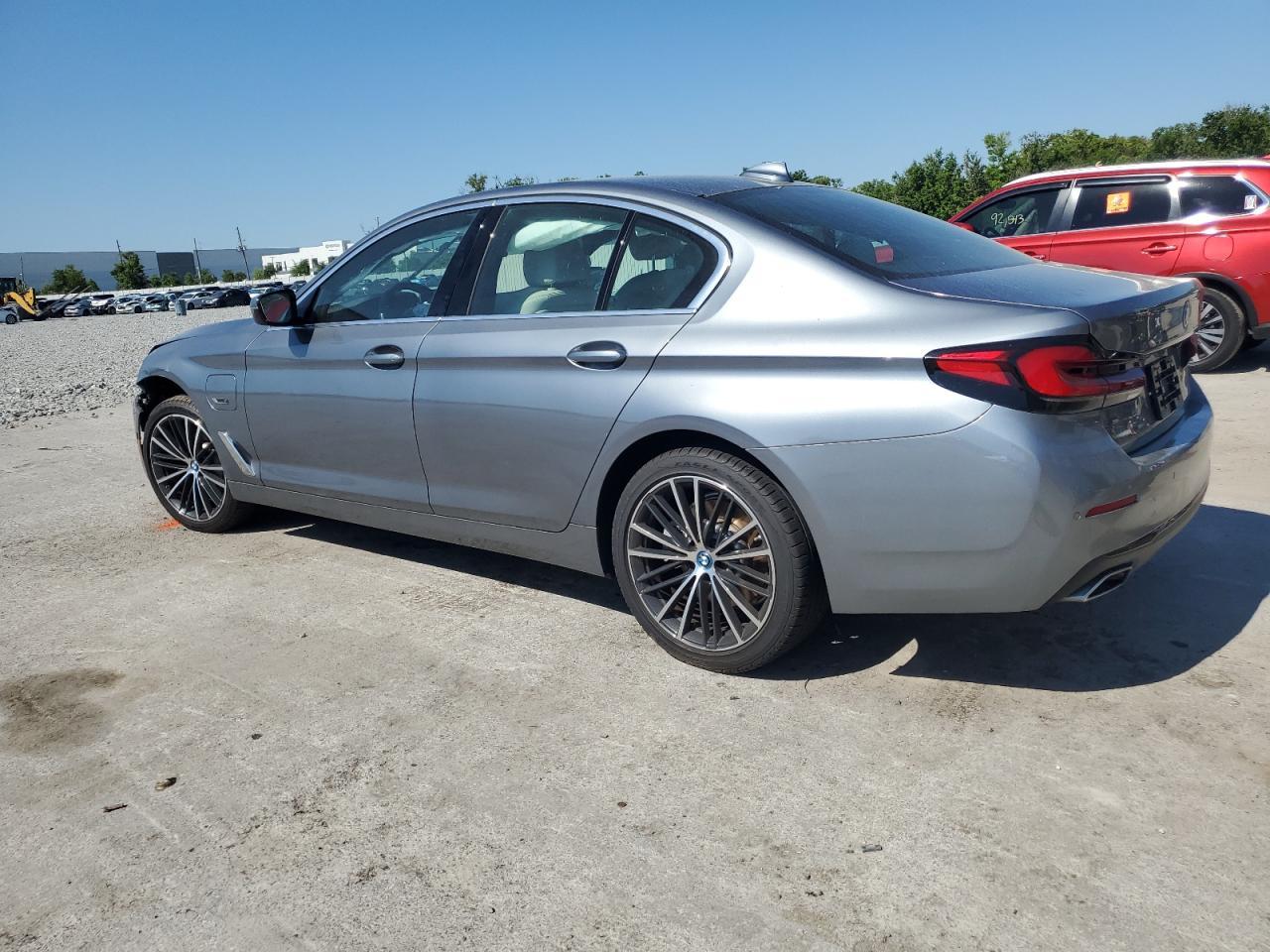 2022 BMW 530E - Фото 2
