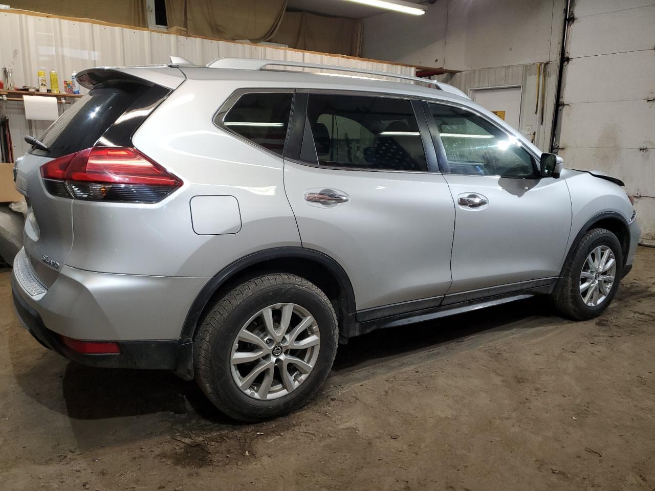 2017 NISSAN ROGUE SV - Фото 3