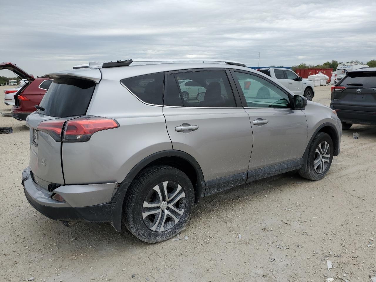 2016 TOYOTA RAV4 LE - Фото 3