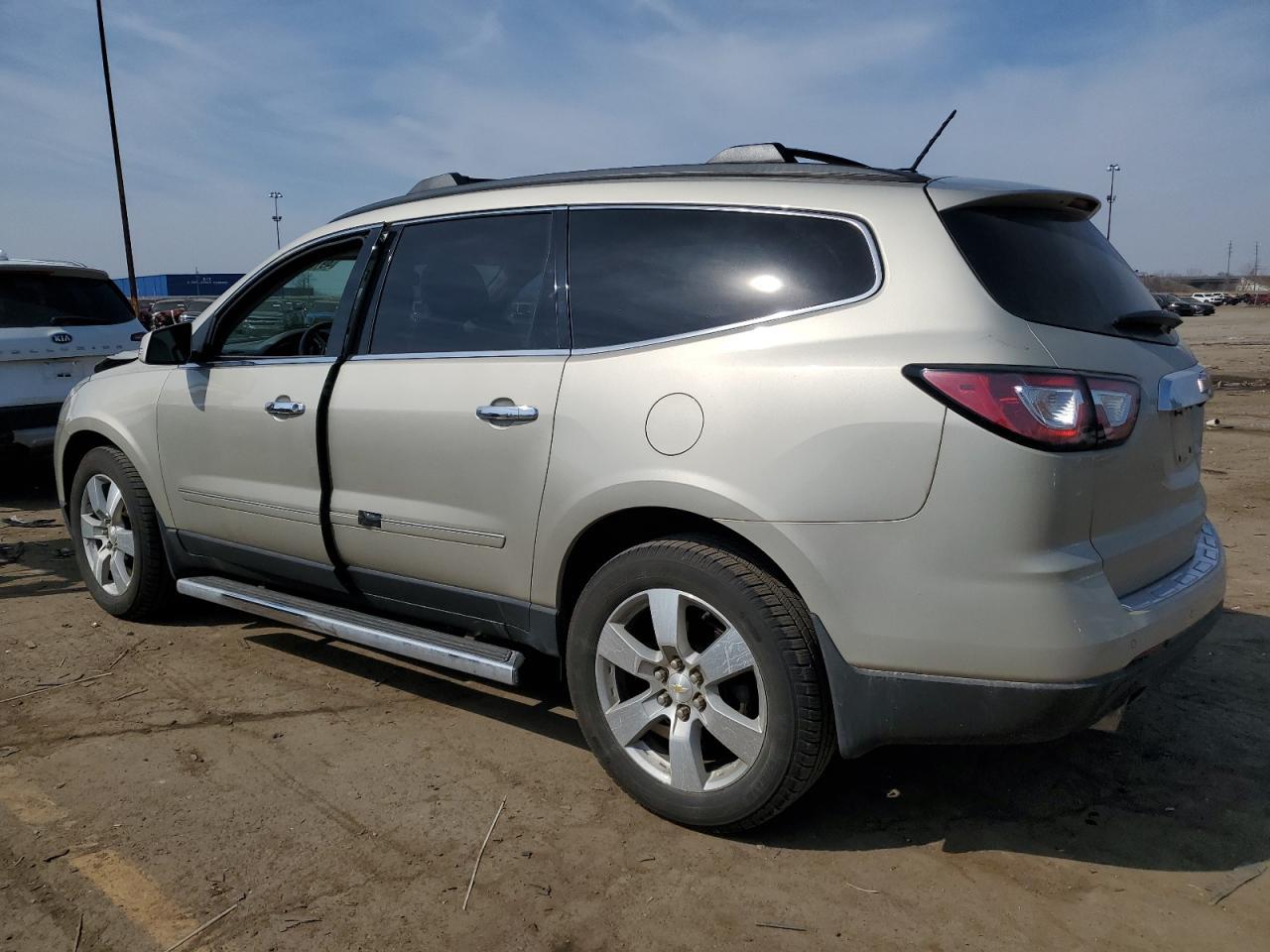 2015 CHEVROLET TRAVERSE L - Image 2