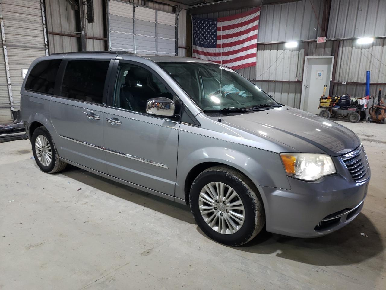 2014 CHRYSLER TOWN & COU - Image 4