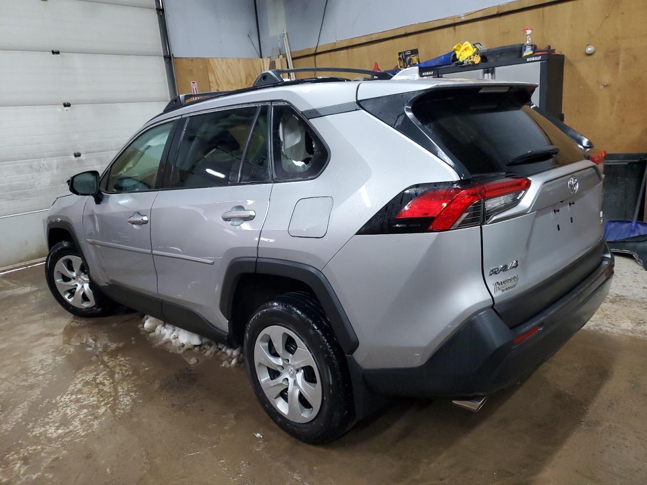 2021 TOYOTA RAV4 LE - Фото 2