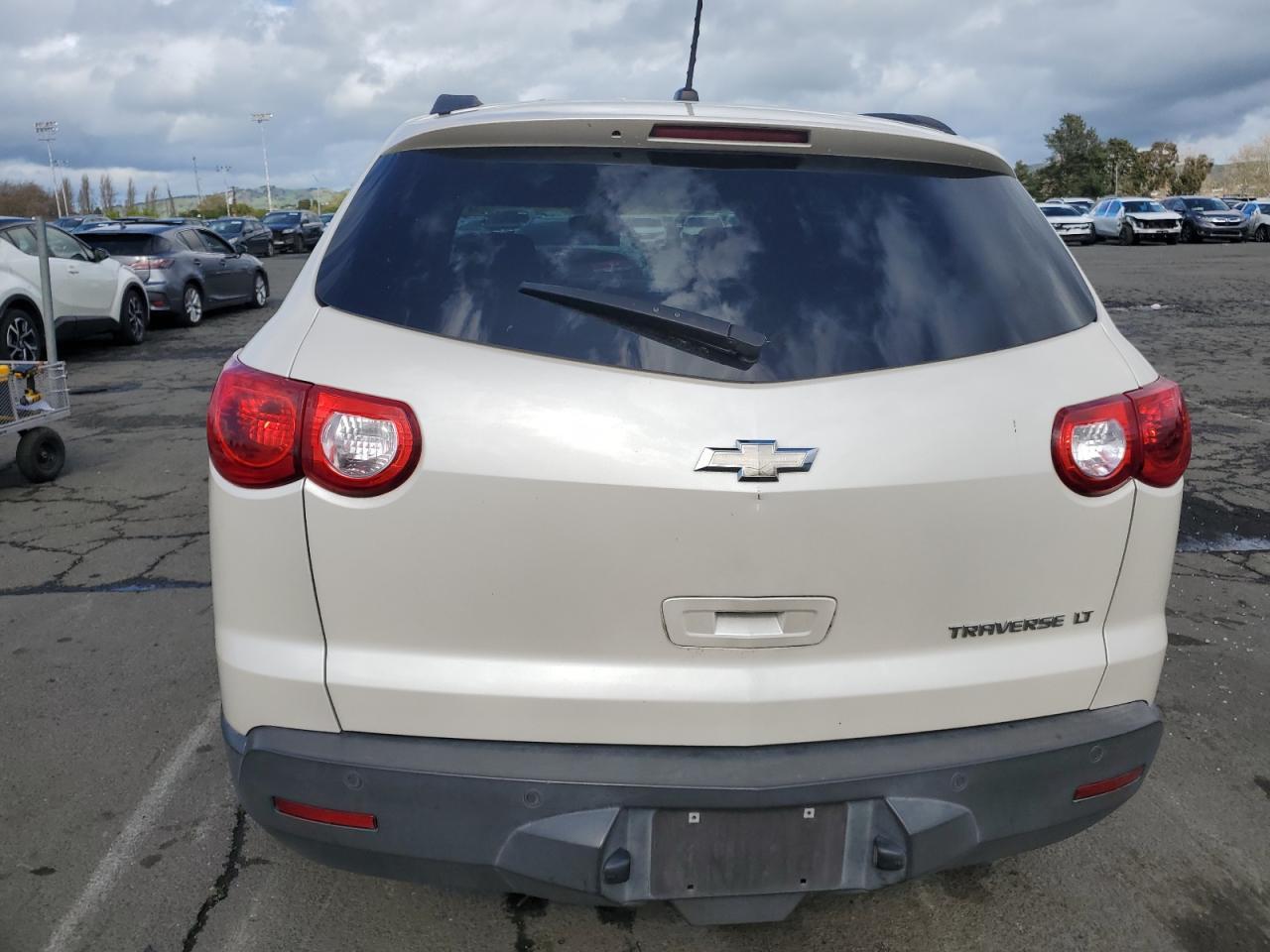 2011 CHEVROLET TRAVERSE L - Фото 6