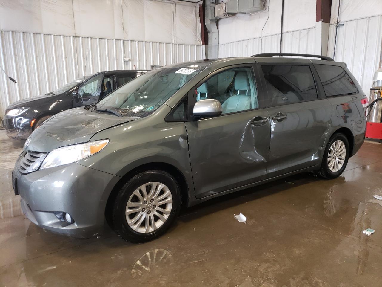2013 TOYOTA SIENNA XLE