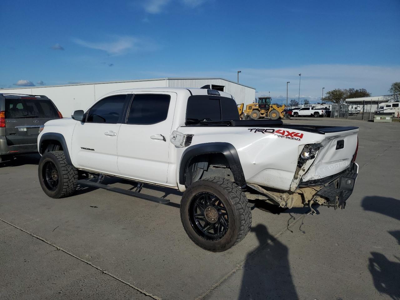 2019 TOYOTA TACOMA DOU - Фото 2
