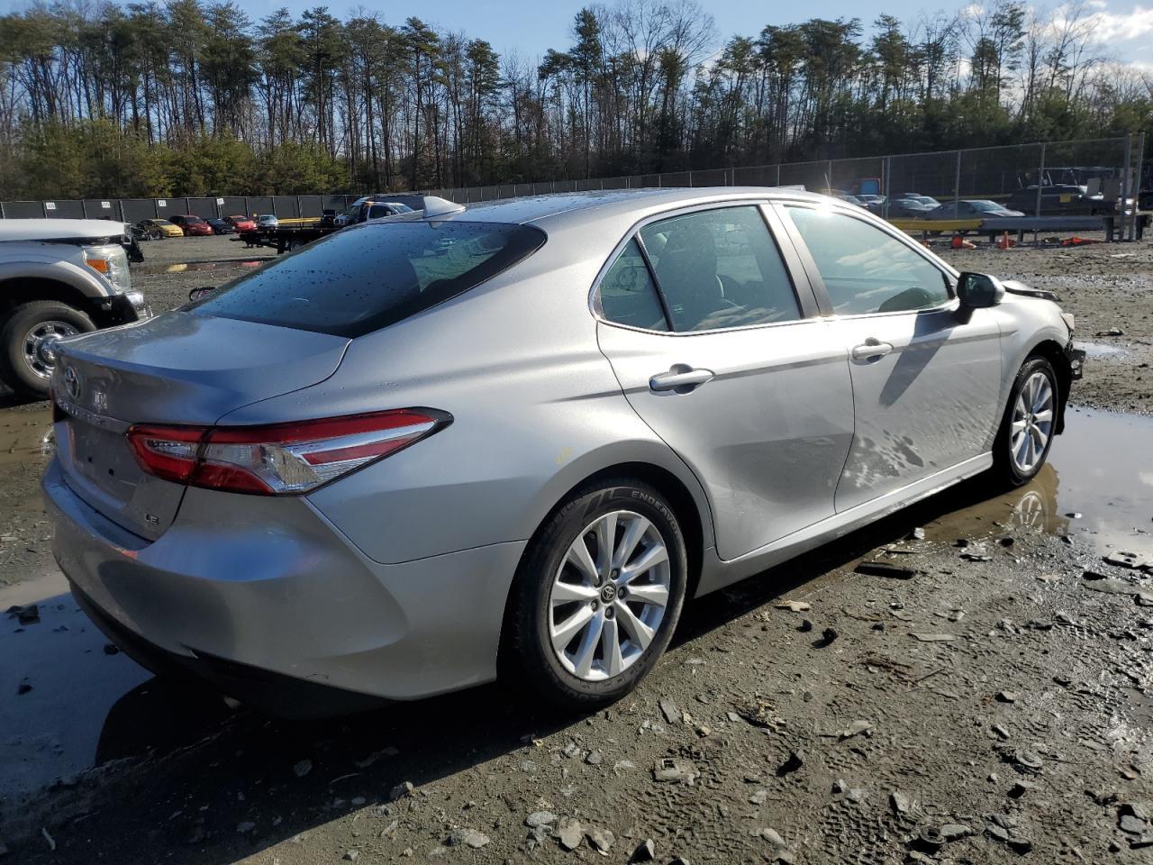2020 TOYOTA CAMRY LE - Фото 3