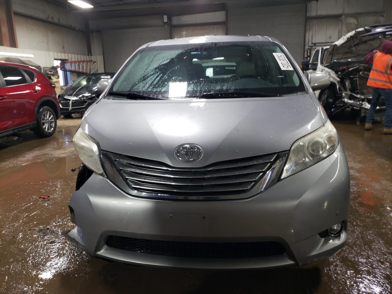 2011 TOYOTA SIENNA XLE - Image 5