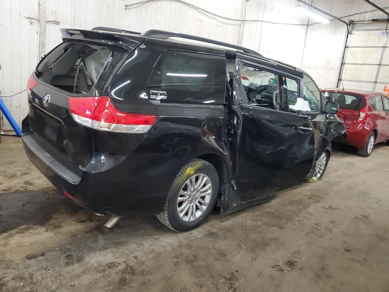 2011 TOYOTA SIENNA XLE - Фото 3