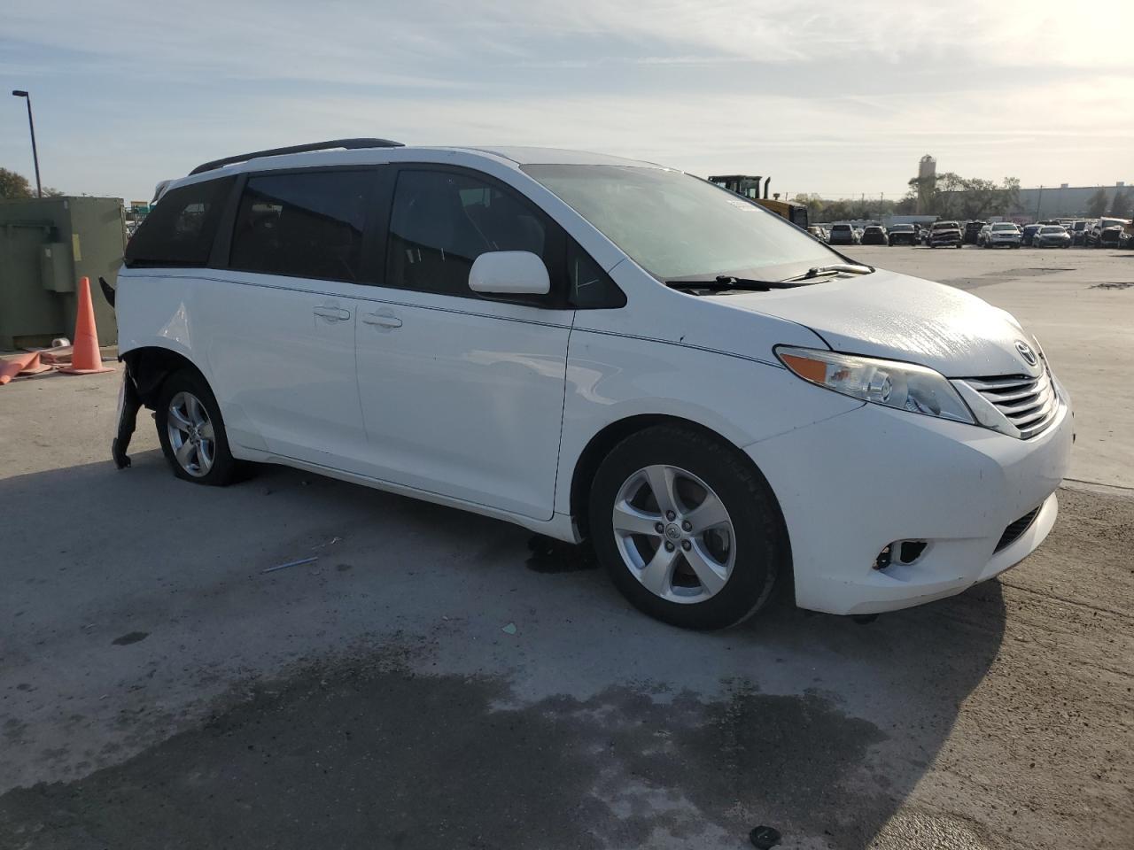 2015 TOYOTA SIENNA LE - Фото 4