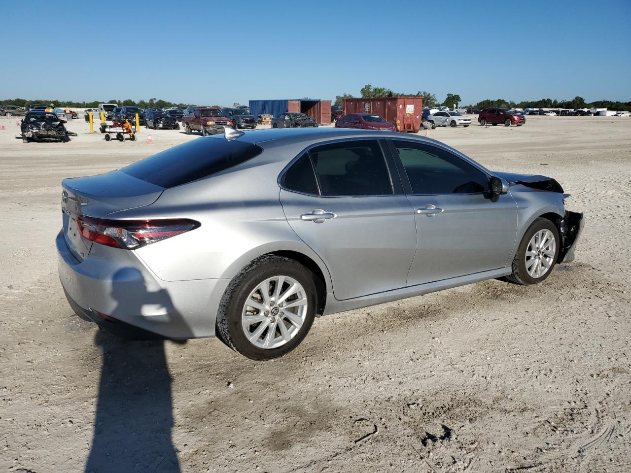 2023 TOYOTA CAMRY LE - Фото 3